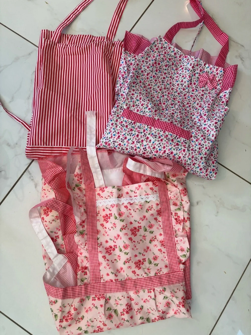 Colorful aprons. Set of 3 new